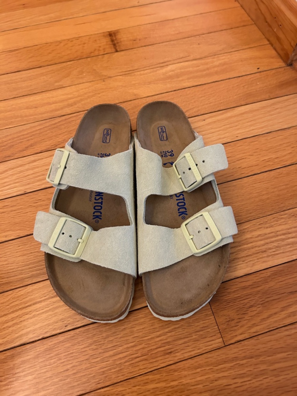 Brand New Birkenstock women’s Arizona Suede Sandal - faded lime sz 39